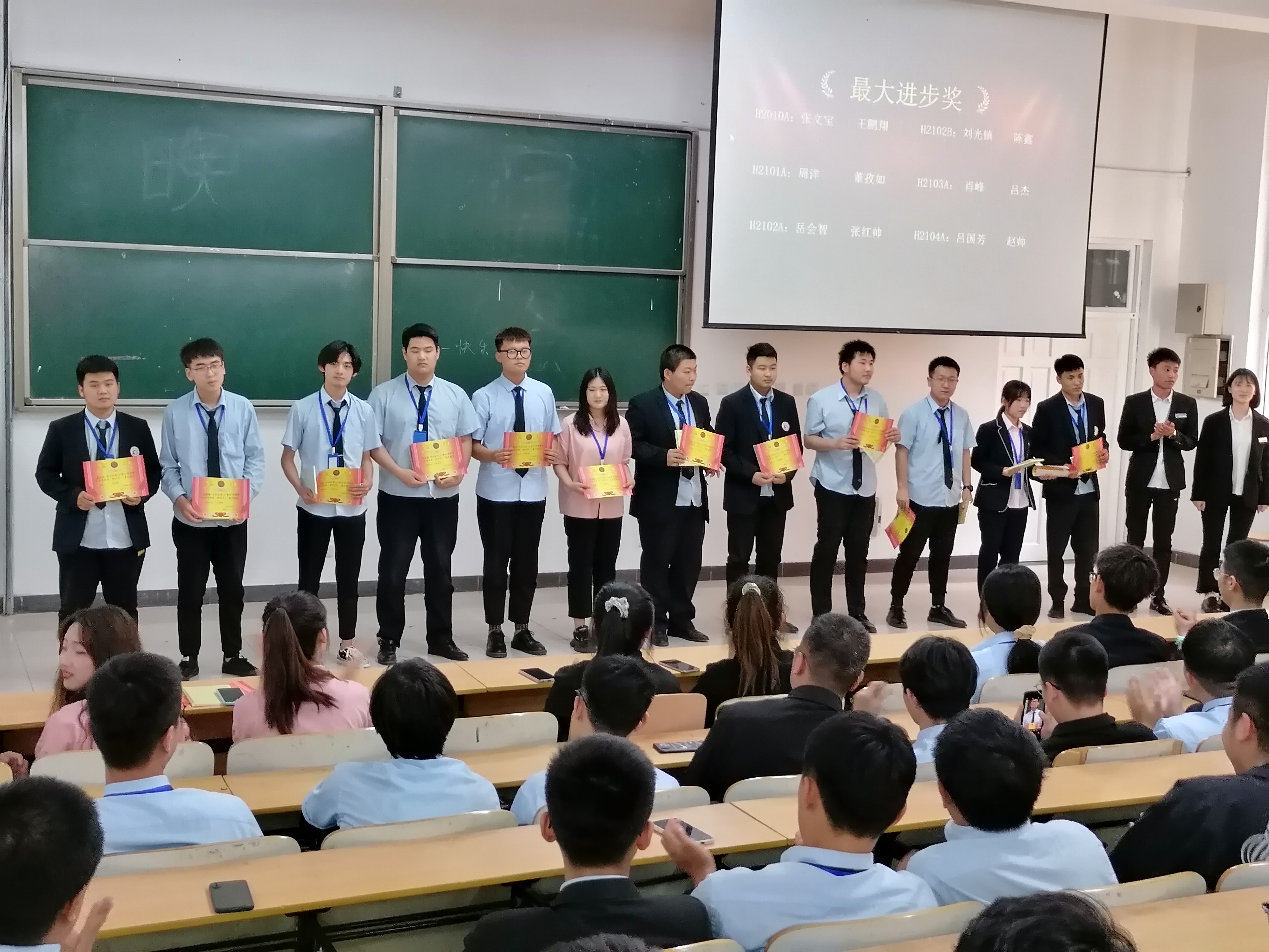 积云教育延庆校区大数据方向召开月度表彰大会